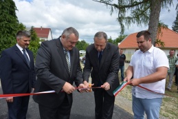 Szalagvágás: dr. Horváth Zsolt, Kadarkút jegyzője, Karsai József polgármester, Szászfalvi László országgyűlési képviselő, Both Zoltán, Szabadics Zrt.