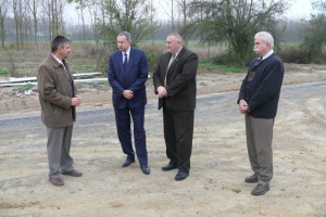 Horváth Zsolt jegyző, Szászfalvi László országgyűlési képviselő, Karsai József polgármester és Peti József az átadáson